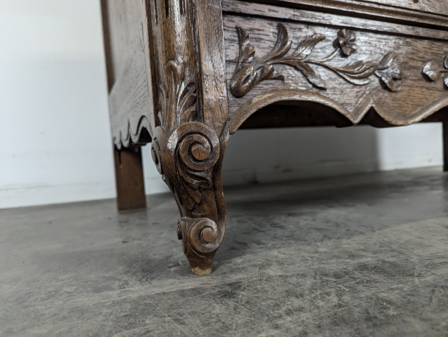Commode sculptée néo rustique de style Normand