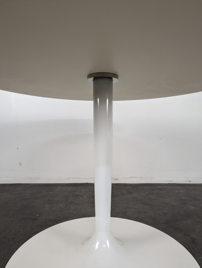 Table tulipe inspiration Saarinnen plateau en verre  marque Calligaris