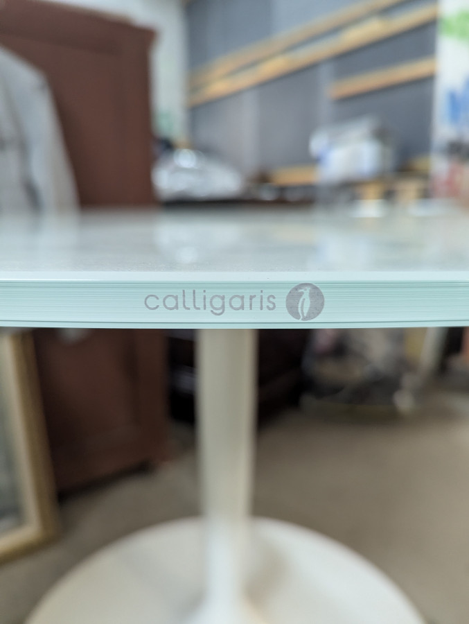 Table tulipe inspiration Saarinnen plateau en verre  marque Calligaris
