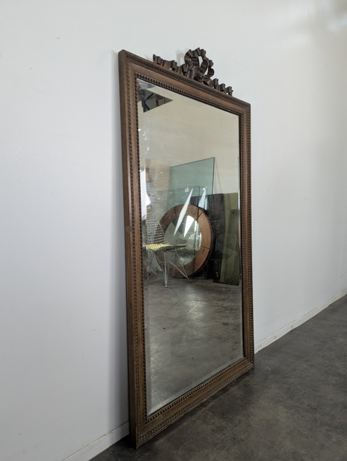 Miroir de style Louis XVI en noyer sculpté