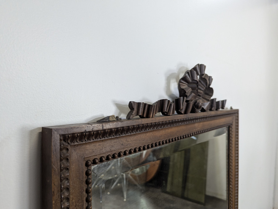 Miroir de style Louis XVI en noyer sculpté