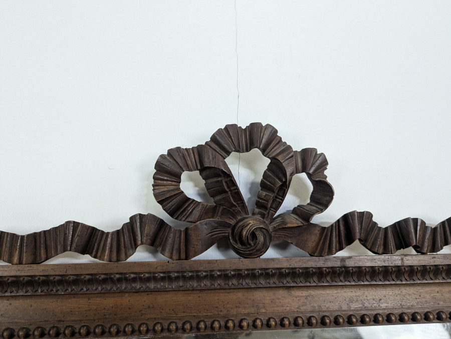 Miroir de style Louis XVI en noyer sculpté