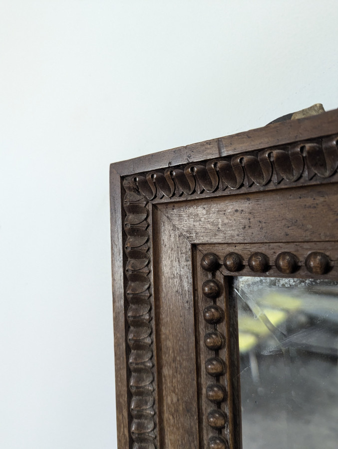 Miroir de style Louis XVI en noyer sculpté