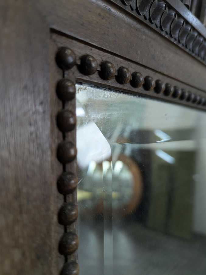 Miroir de style Louis XVI en noyer sculpté
