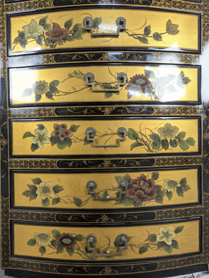 Cabinet doré laqué chinois
