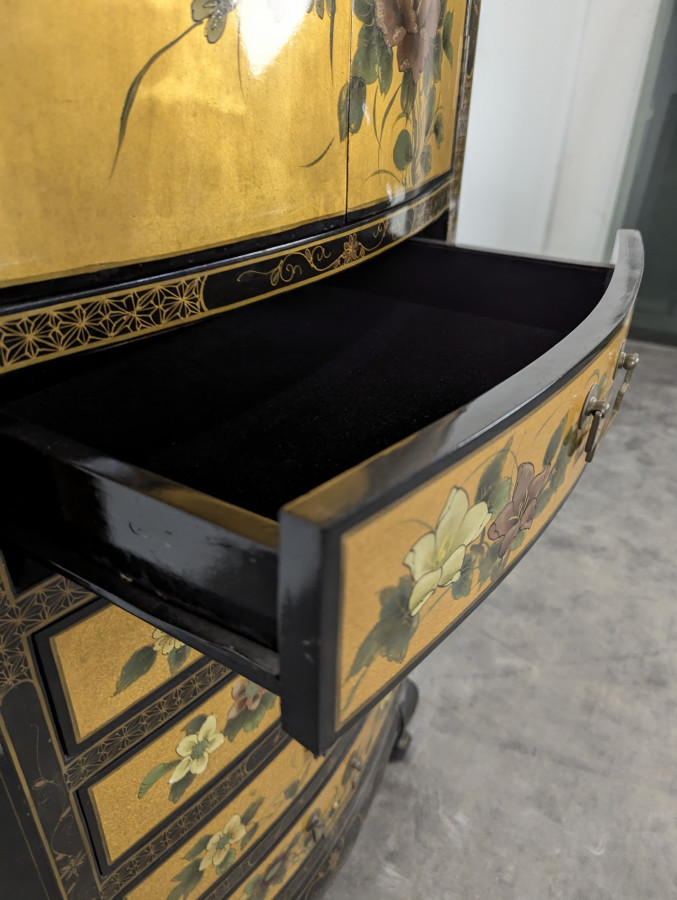 Cabinet doré laqué chinois