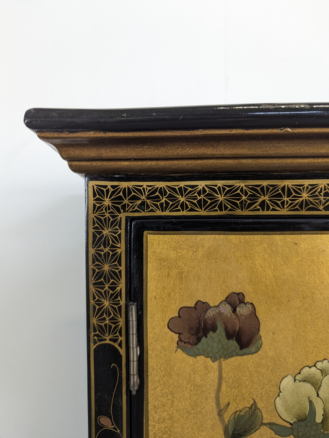 Cabinet doré laqué chinois