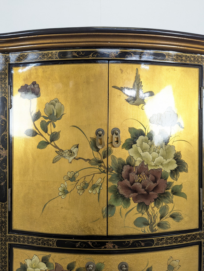 Cabinet doré laqué chinois