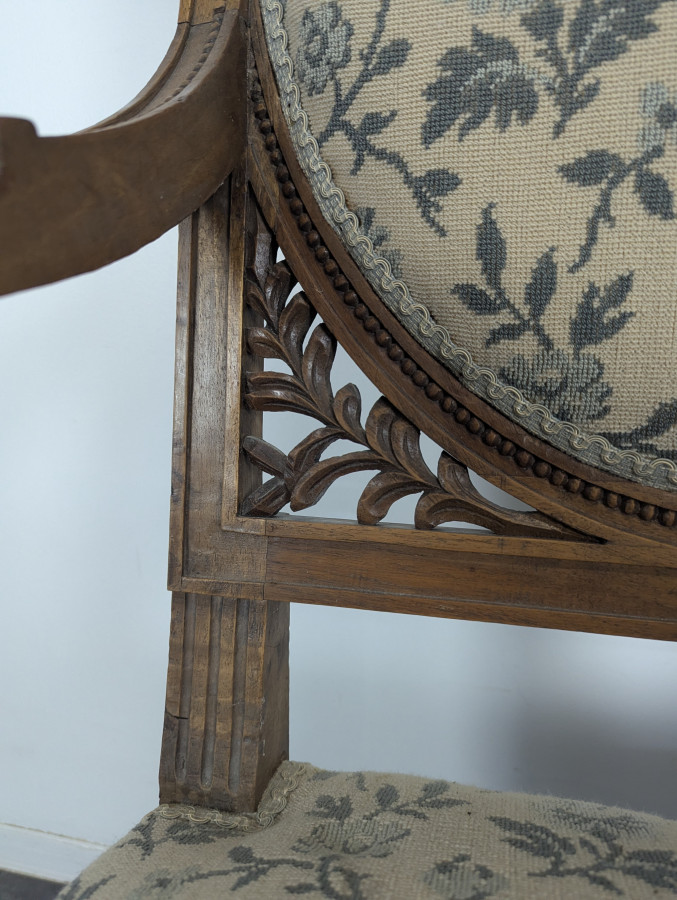 Salon de style Louis XVI dossier écusson époque XIXe