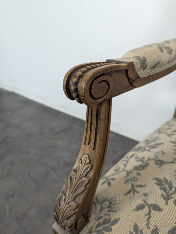 Salon de style Louis XVI dossier écusson époque XIXe