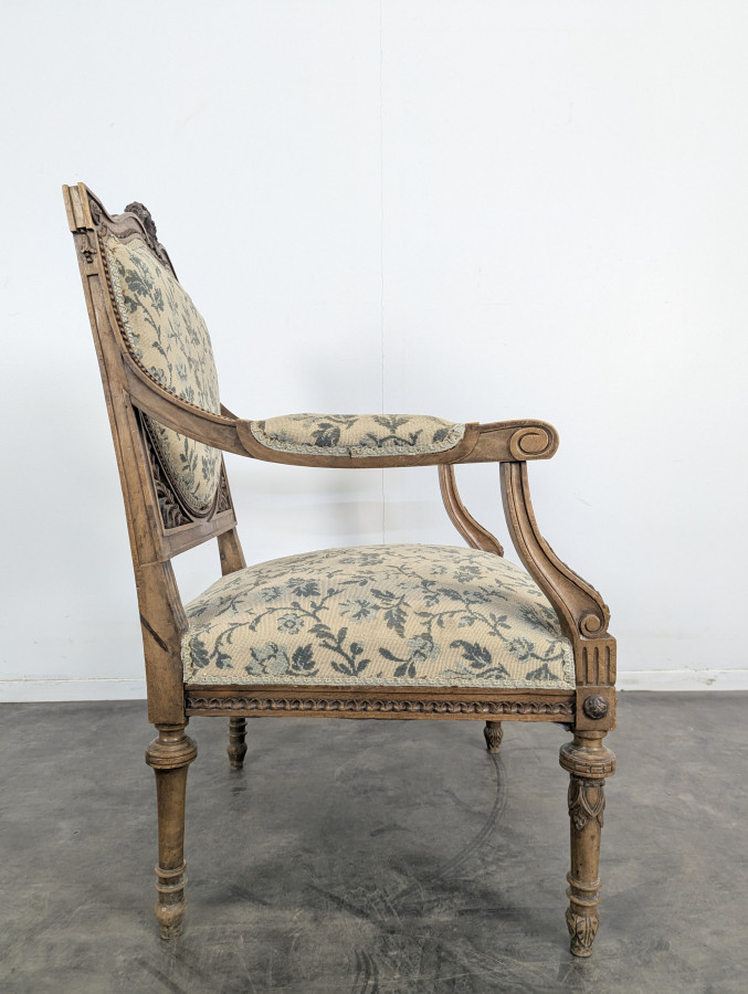 Salon de style Louis XVI dossier écusson époque XIXe
