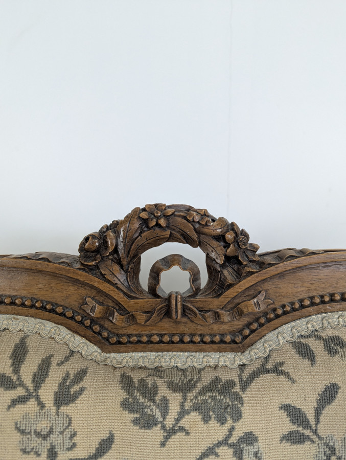 Salon de style Louis XVI dossier écusson époque XIXe