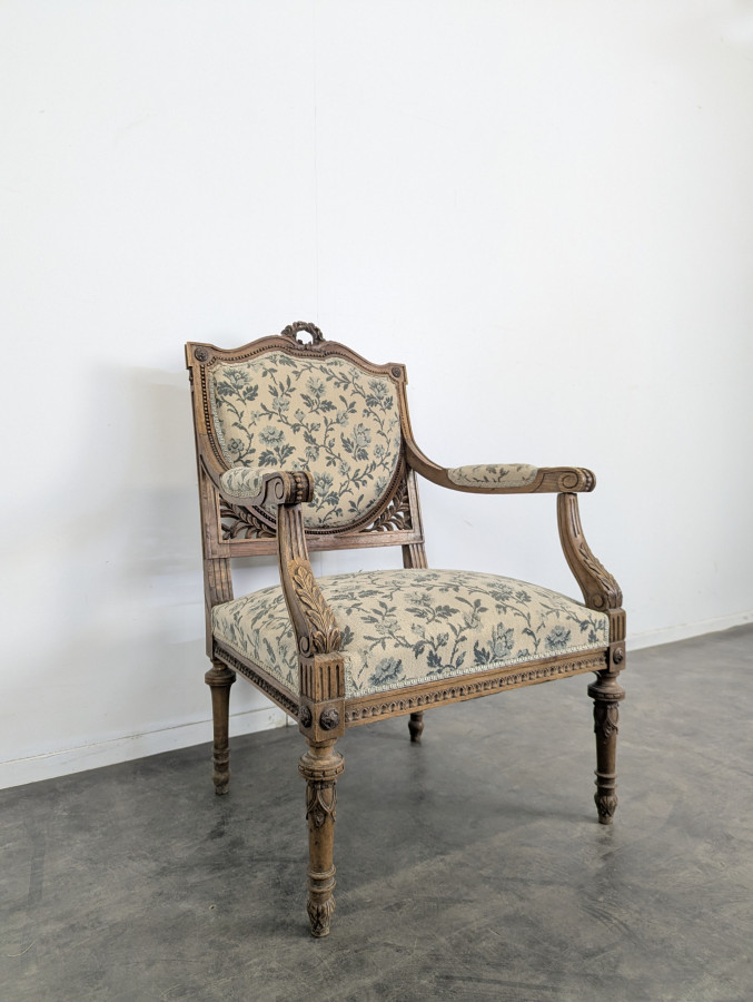 Salon de style Louis XVI dossier écusson époque XIXe