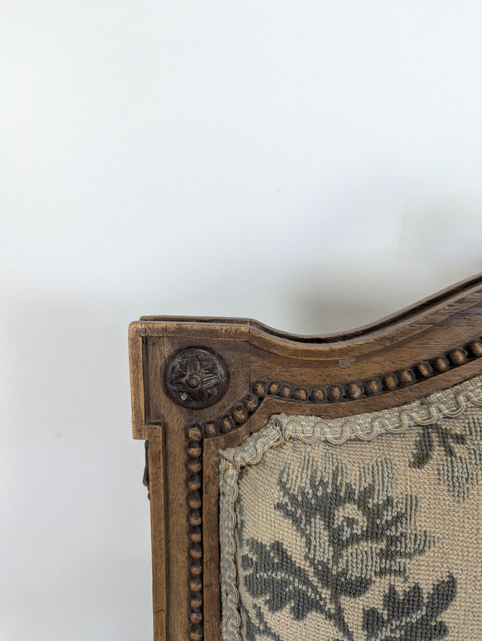 Salon de style Louis XVI dossier écusson époque XIXe