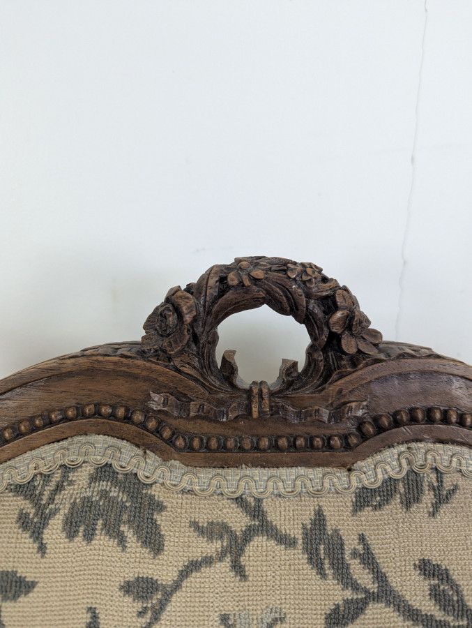 Salon de style Louis XVI dossier écusson époque XIXe