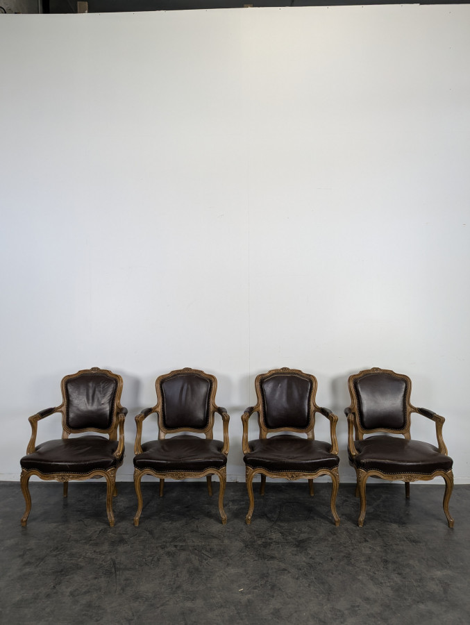 Série de 4 fauteuils de style Louis XV en cuir