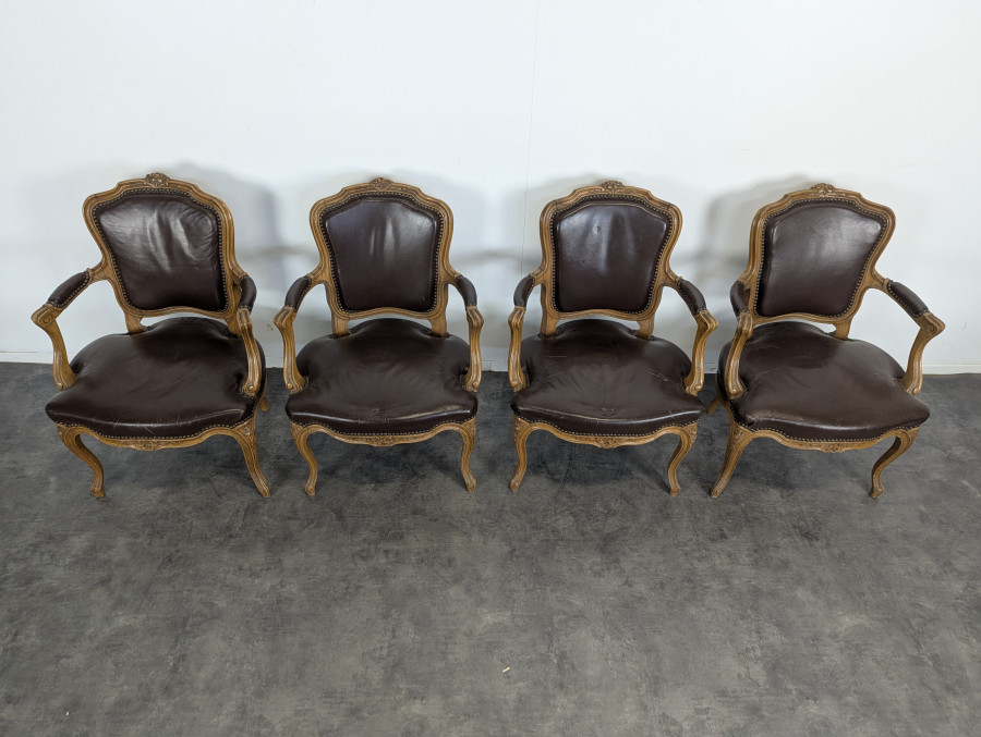 Série de 4 fauteuils de style Louis XV en cuir