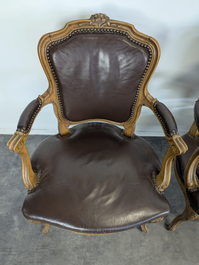 Série de 4 fauteuils de style Louis XV en cuir
