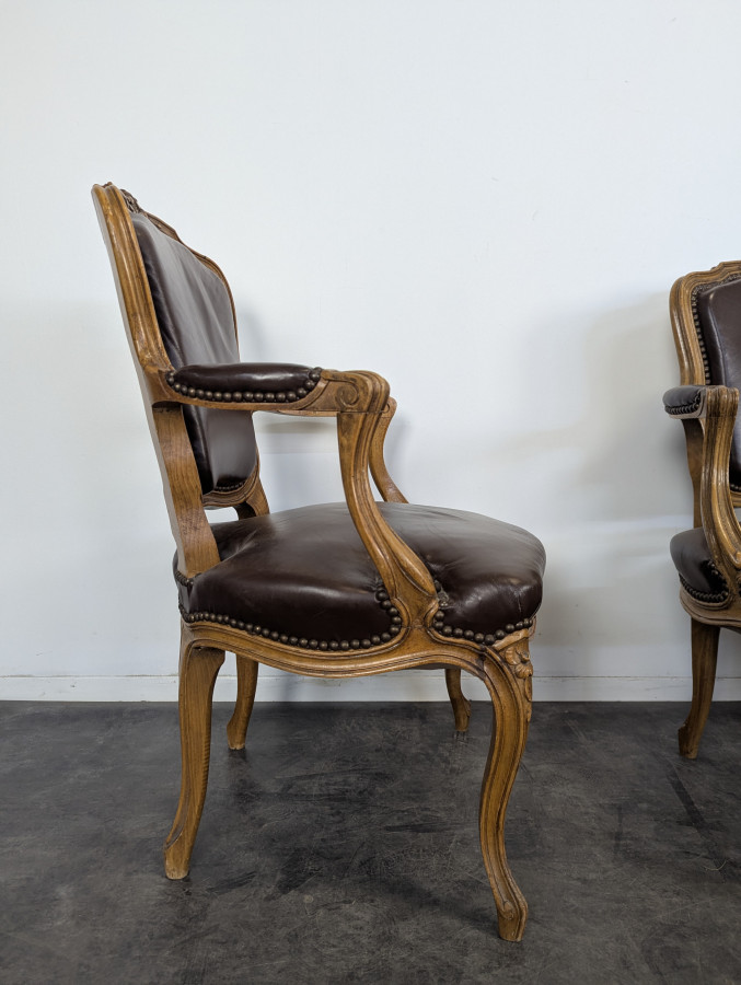 Série de 4 fauteuils de style Louis XV en cuir