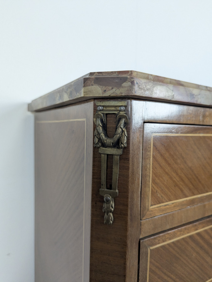 Petit chiffonnier en bois de rose de style transition
