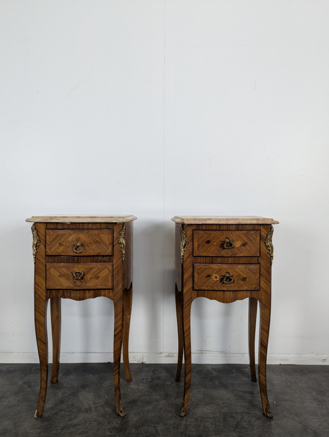 Paire de chevets  en bois de rose de style Louis XV