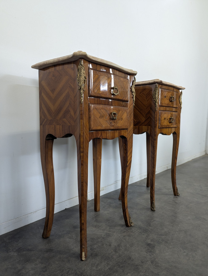 Paire de chevets  en bois de rose de style Louis XV