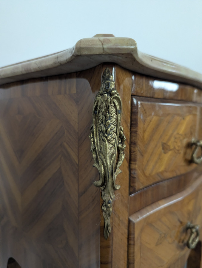 Paire de chevets  en bois de rose de style Louis XV