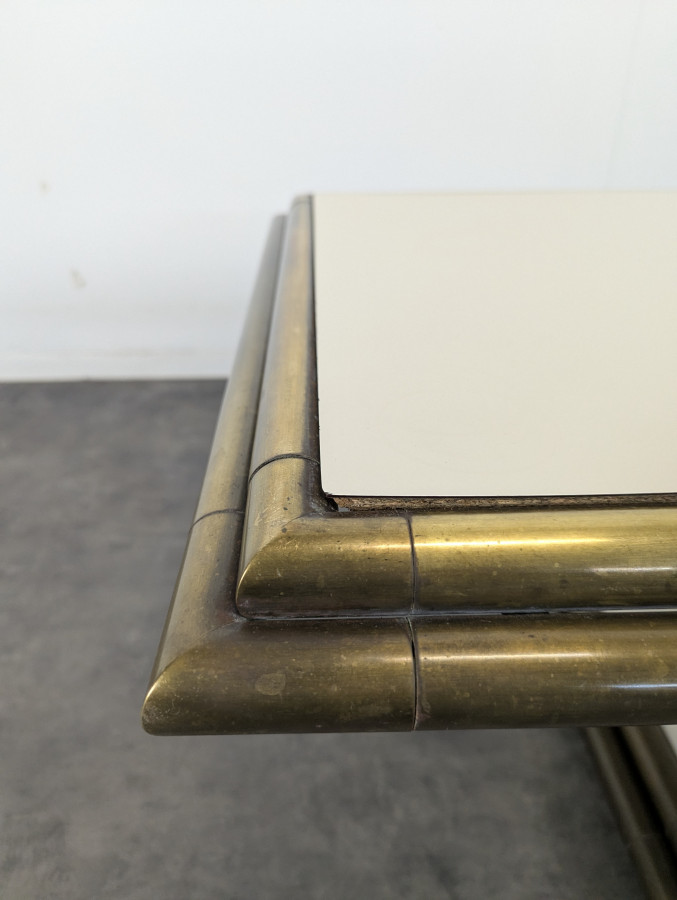 Table basse des années 80 en tubes de laitons et stratifié