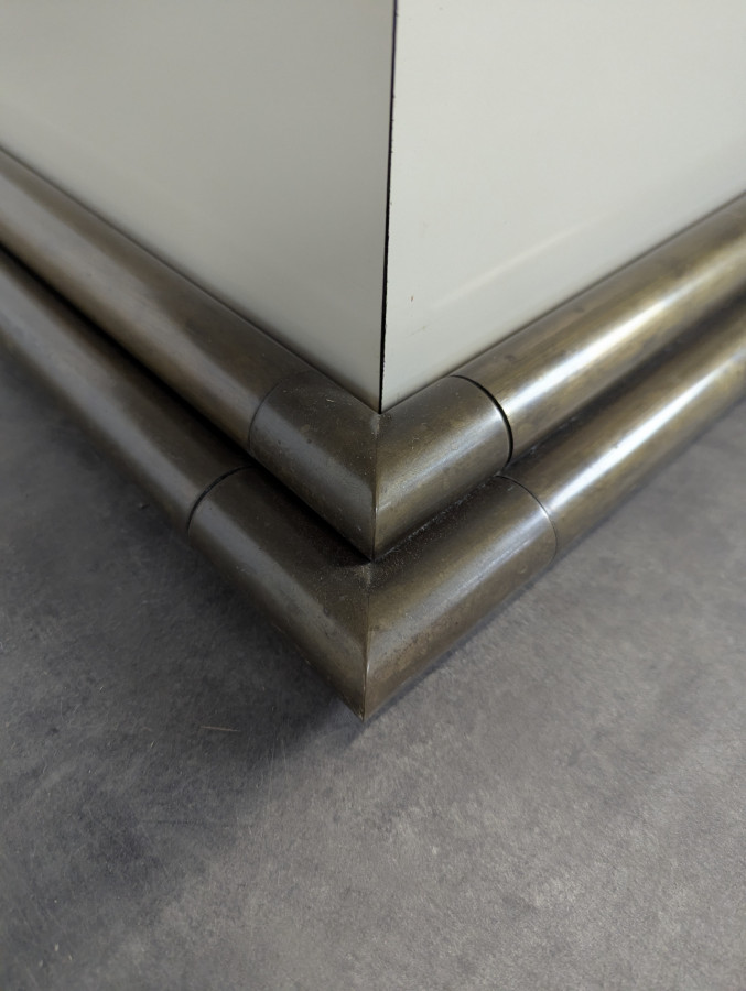 Table basse des années 80 en tubes de laitons et stratifié