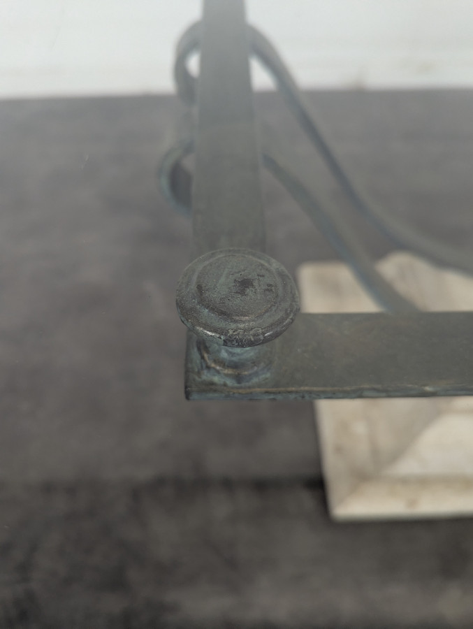 Table basse des années 80 façon travertin plateau en verre