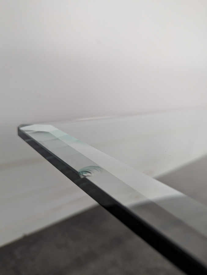 Table basse des années 80 façon travertin plateau en verre