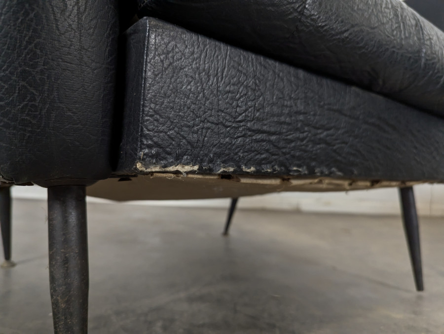 Paire de fauteuils design italien en skaï noir