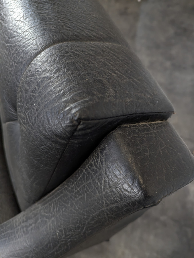 Paire de fauteuils design italien en skaï noir