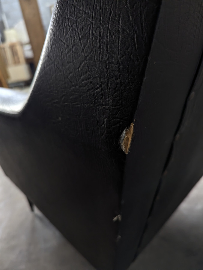 Paire de fauteuils design italien en skaï noir