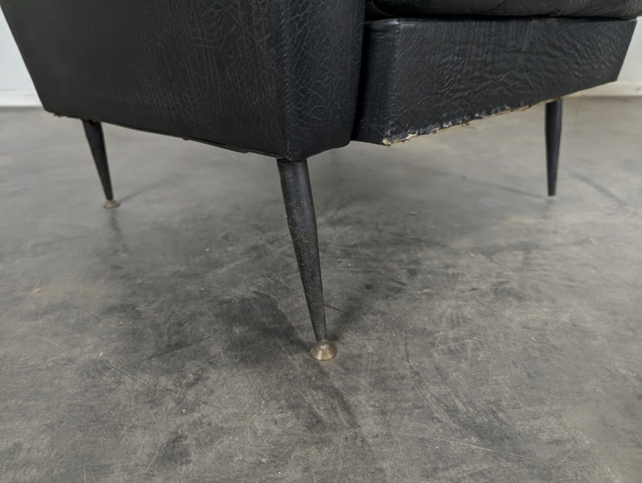 Paire de fauteuils design italien en skaï noir