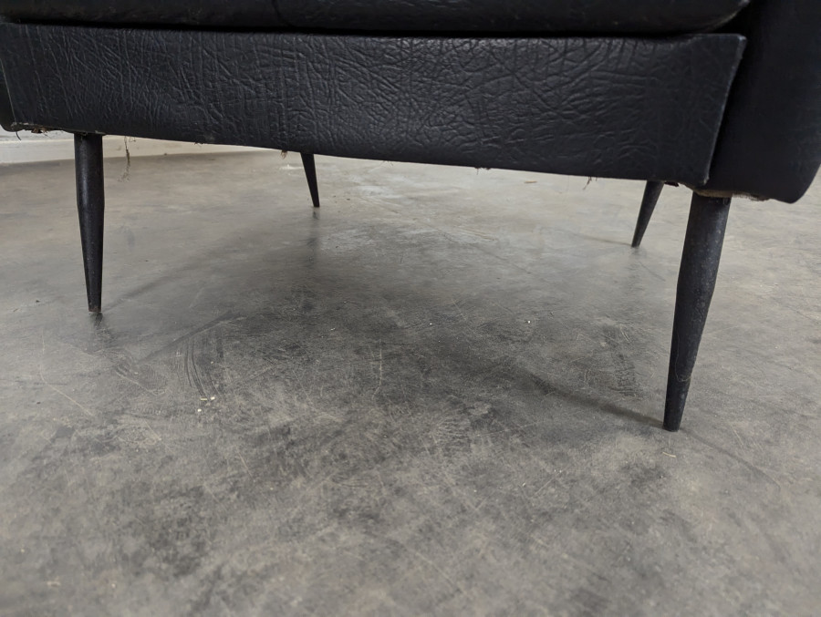 Paire de fauteuils design italien en skaï noir