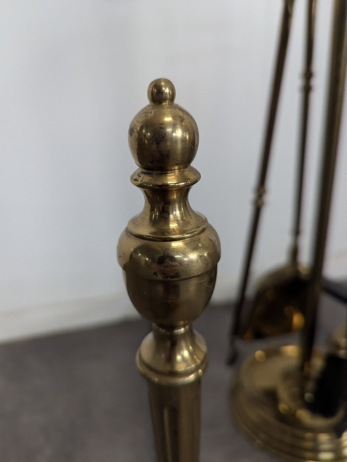 Paire de chenets et serviteur de cheminée