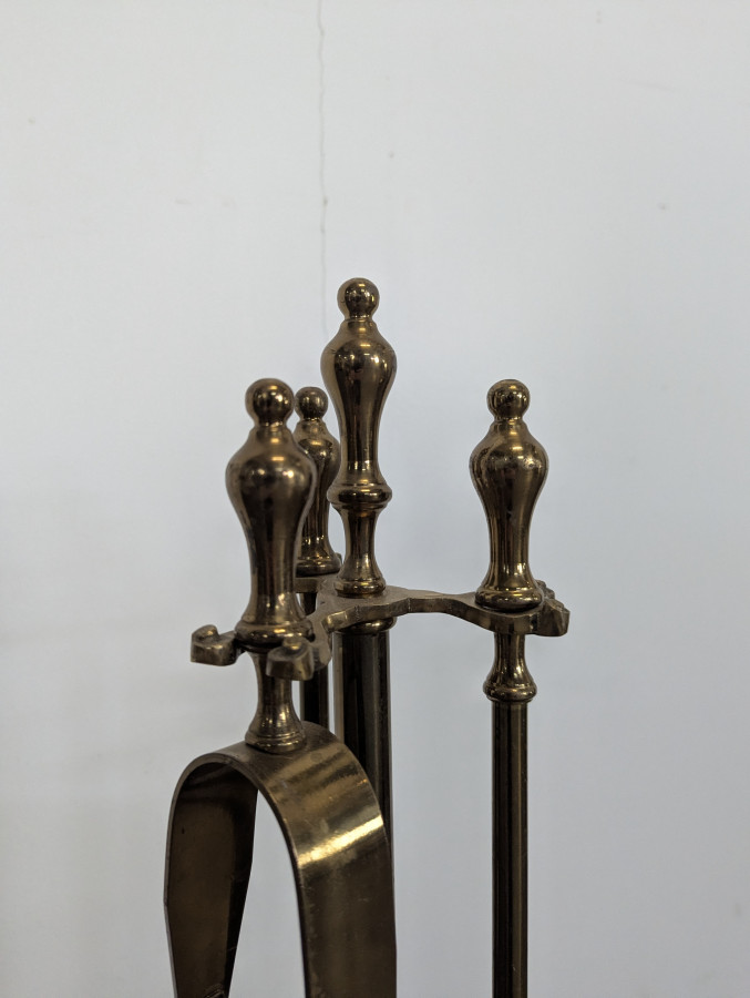 Paire de chenets et serviteur de cheminée