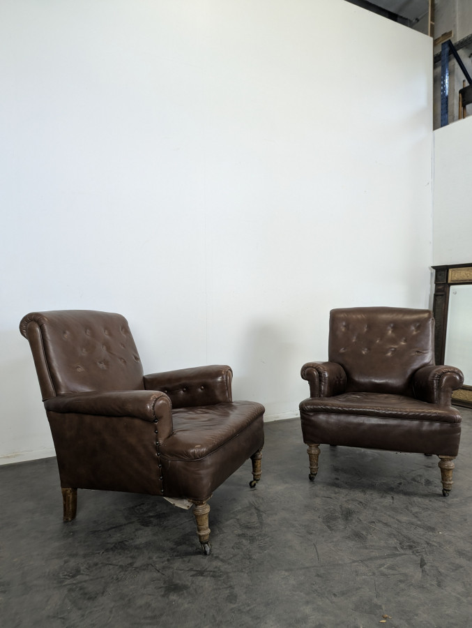 Paire de club fauteuils en cuir