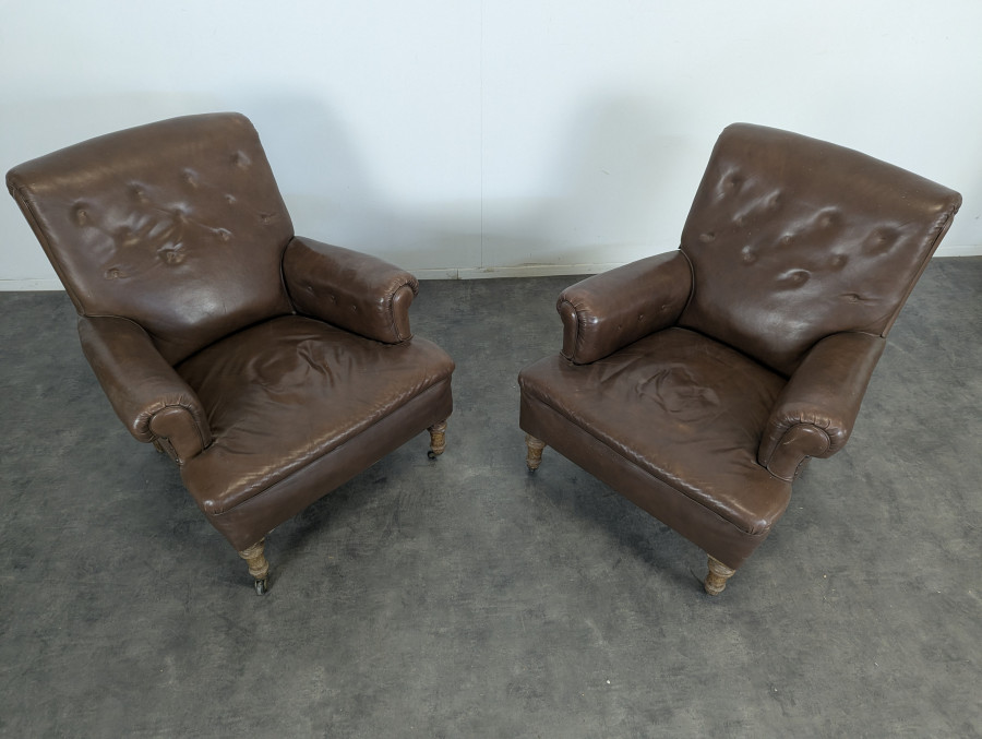 Paire de club fauteuils en cuir