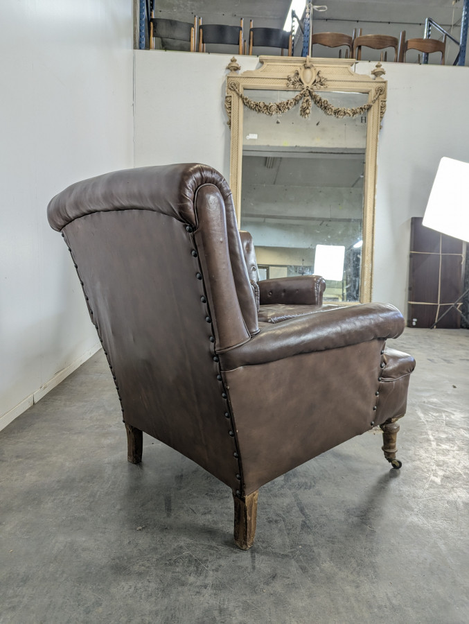 Paire de club fauteuils en cuir