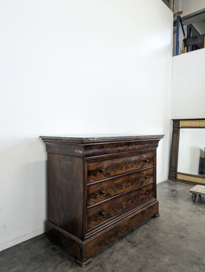 Commode en acajou flammée époque Louis Philippe