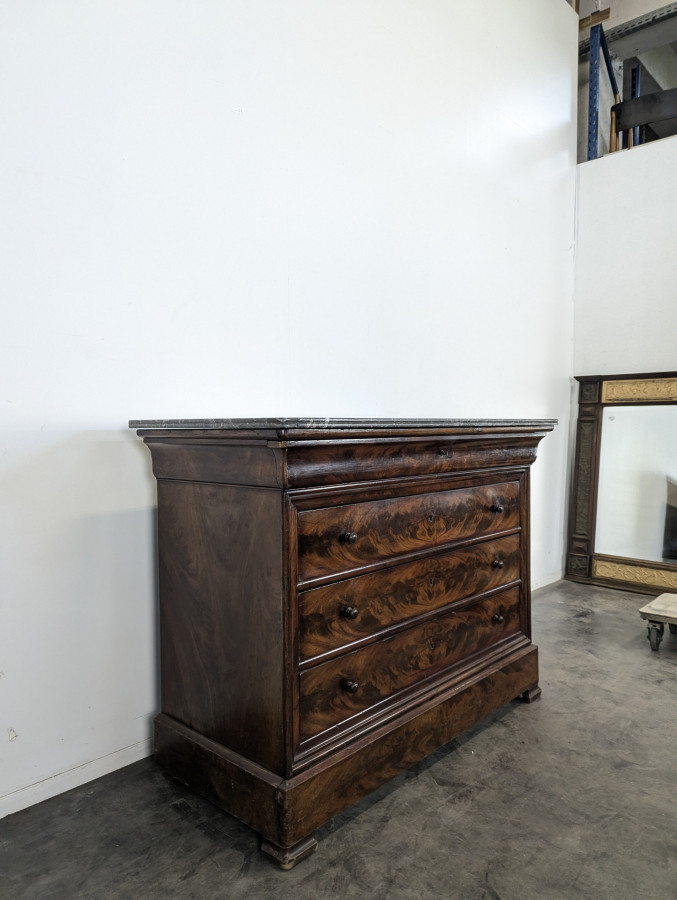 Commode en acajou flammée époque Louis Philippe