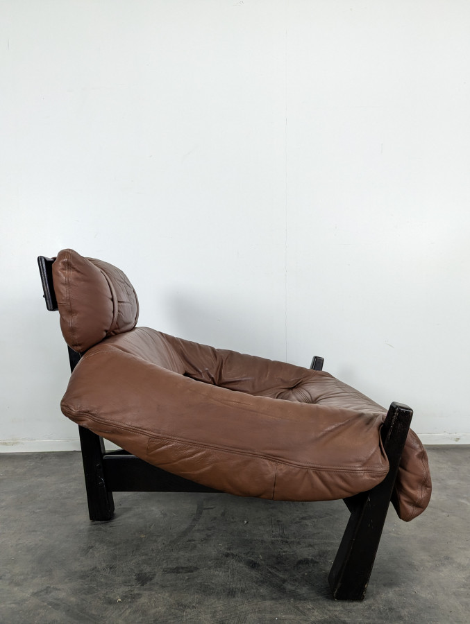 Paire de fauteuils de Gérard Van Den Berg en cuir