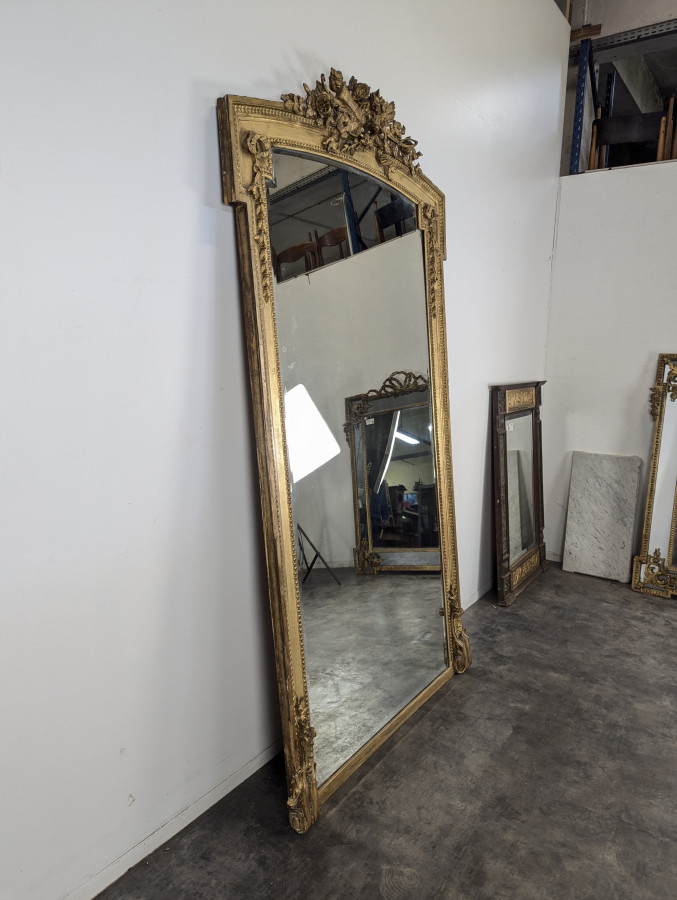 Grand miroir en bois doré de style Louis XVI fin XIXème