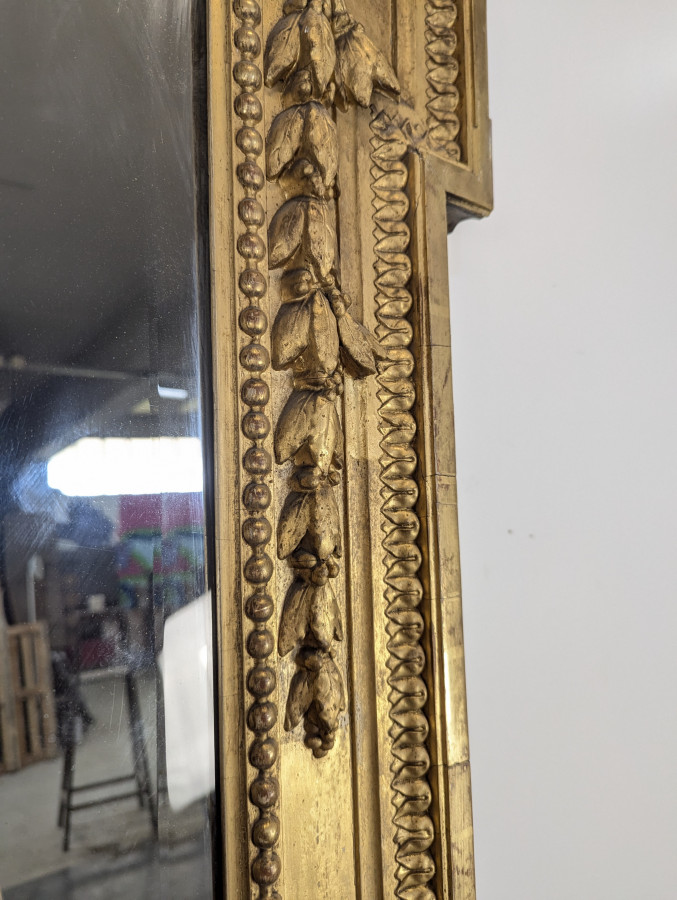 Grand miroir en bois doré de style Louis XVI fin XIXème