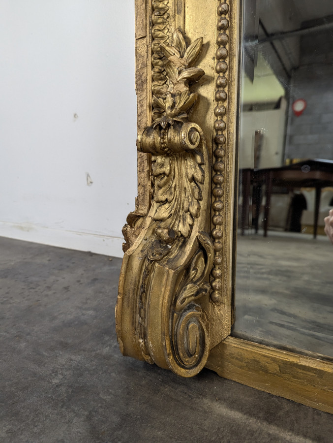 Grand miroir en bois doré de style Louis XVI fin XIXème