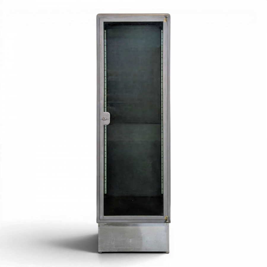 Vitrine industrielle en métal patinée