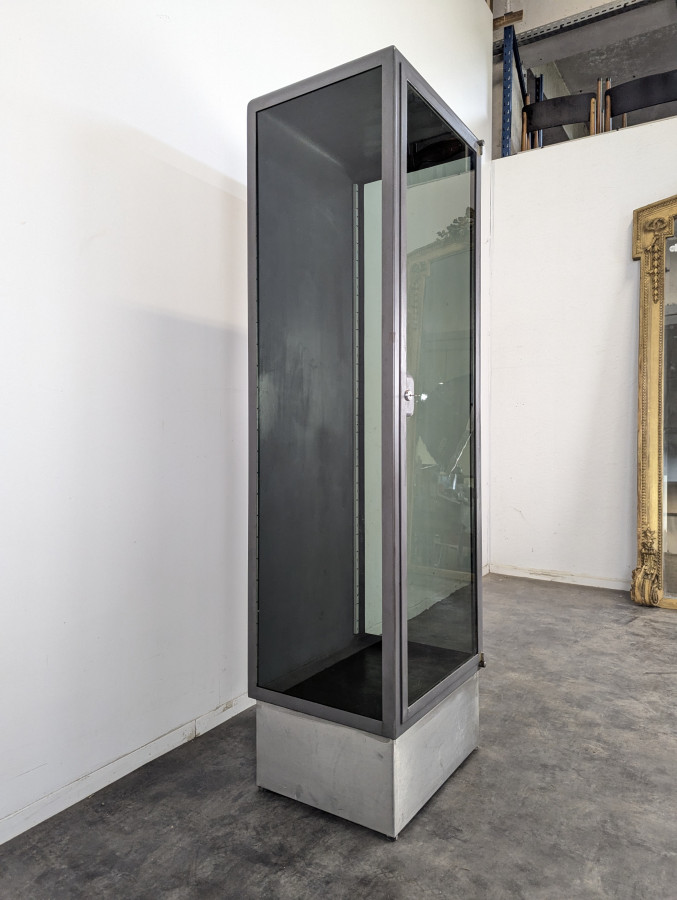 Vitrine industrielle en métal patinée