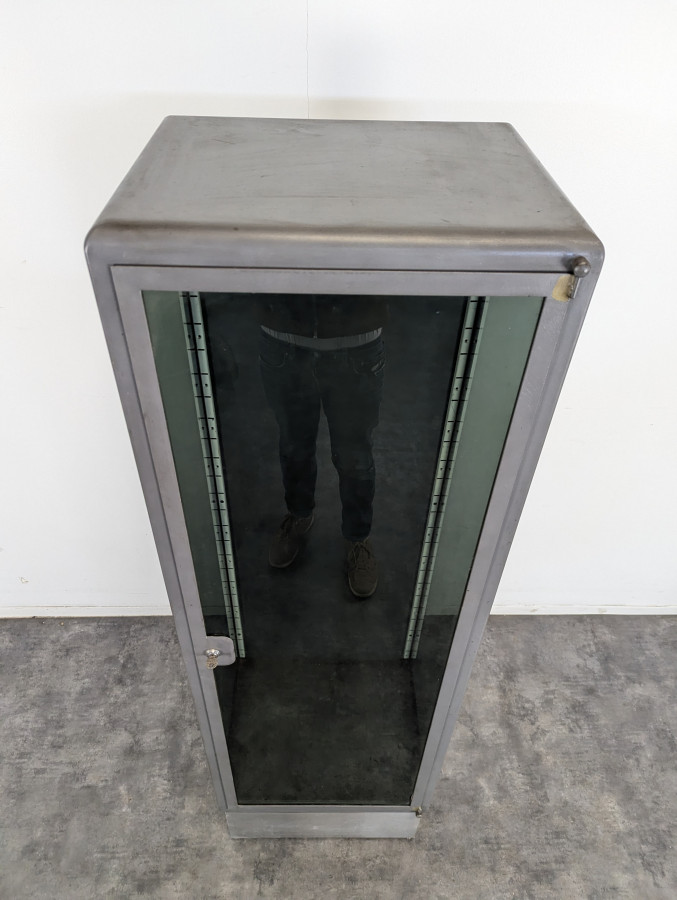 Vitrine industrielle en métal patinée
